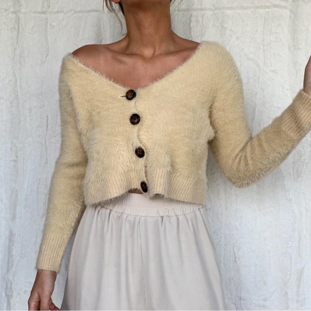 🆒 Softest, cutest, cropped fuzzy cardigan!